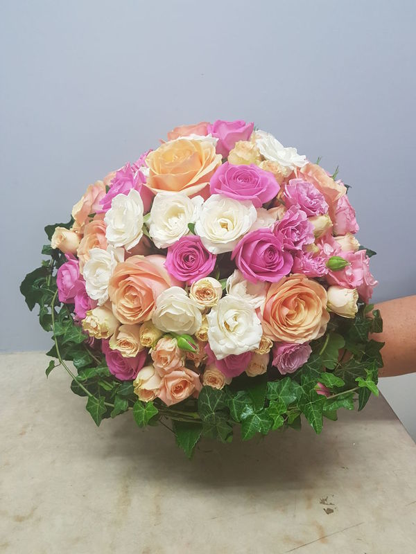 Bouquet de roses pastelles et lierre
