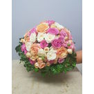 Bouquet de roses pastelles et lierre