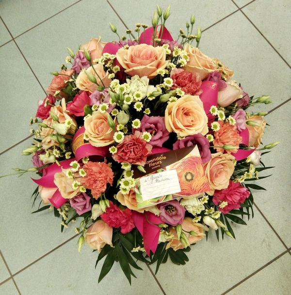 Coupe de fleurs saumon et rose