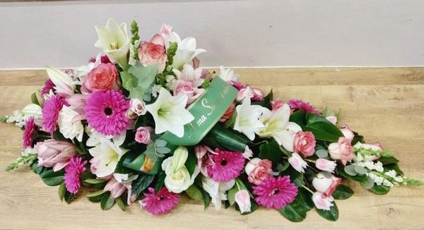 Dessus de cercueil rose et blanc