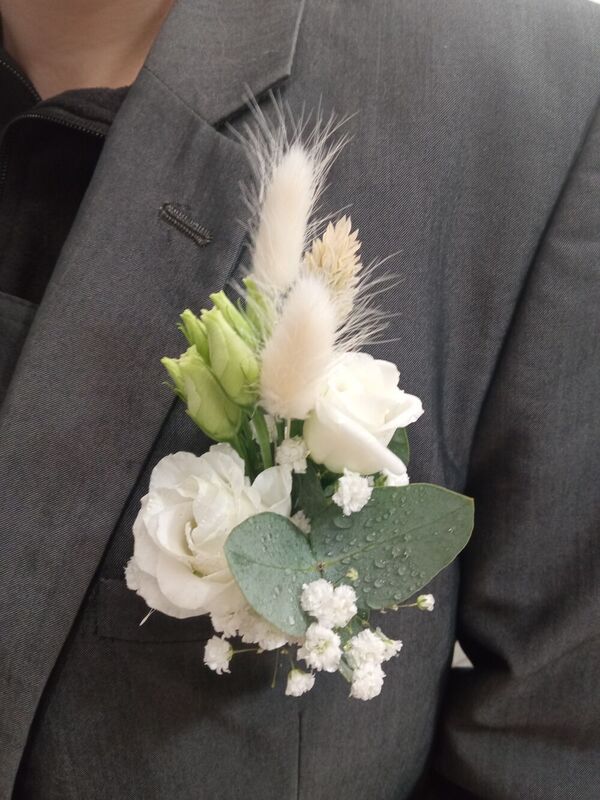 Boutonni&egrave;re en fleurs coup&eacute;es et fleurs s&eacute;ch&eacute;es