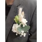 Boutonni&egrave;re en fleurs coup&eacute;es et fleurs s&eacute;ch&eacute;es