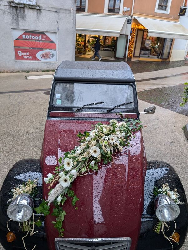 habillages de v&eacute;hicule avec une gerbe de fleur centrale