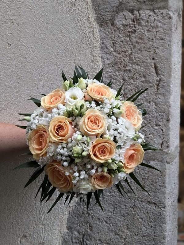 Bouquet dans les tons p&ecirc;che et blanc