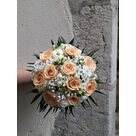 Bouquet dans les tons p&ecirc;che et blanc