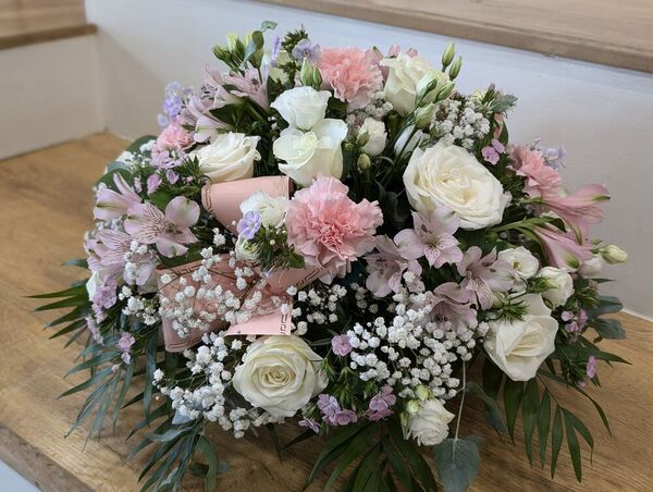 Composition florale pour poser sur une pierre tombale