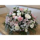 Composition florale pour poser sur une pierre tombale