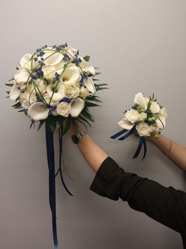 Bouquet de fleurs coup&eacute;es mari&eacute; et enfant d'honneur