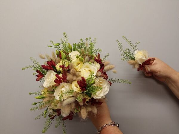 Bouquet de mari&eacute;e et boutonni&egrave;re assortie