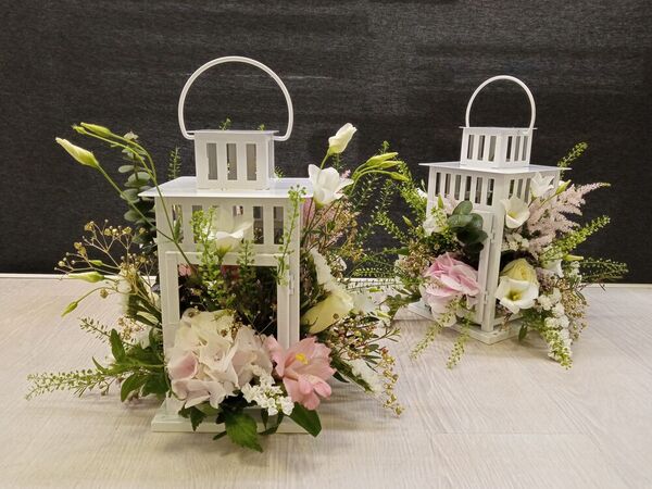 D&eacute;coration original en fleurs coup&eacute;es et fleurs s&eacute;ch&eacute;es