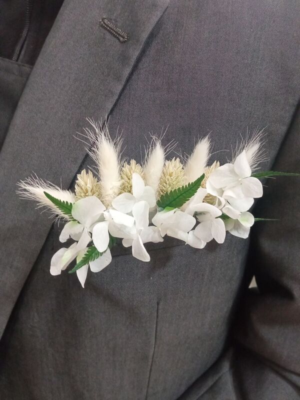 Boutonni&egrave;re en fleurs naturelles dans les tons blanc