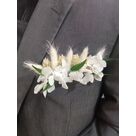Boutonni&egrave;re en fleurs naturelles dans les tons blanc