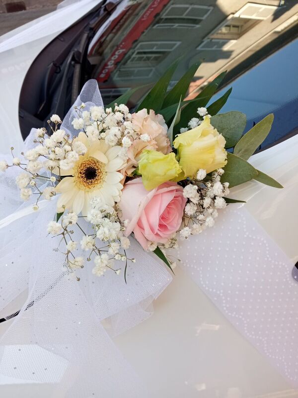 Habillage de la voiture des mari&eacute;s