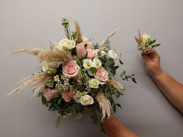 Assortiment du bouquet de la mari&eacute;e et des boutonni&egrave;res