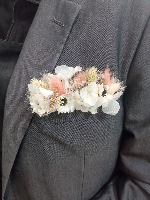 Boutonni&egrave;re th&egrave;me champ&ecirc;tre en fleurs s&eacute;ch&eacute;es