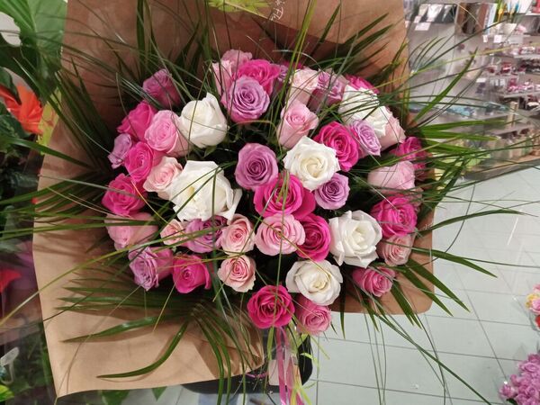 Bouquet de roses dans les tons rose et blanc
