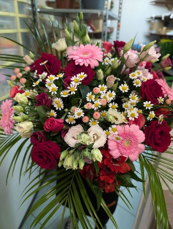 Composition florale avec des roses rouges