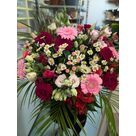 Composition florale avec des roses rouges