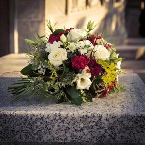Fleurs de deuil pour rendre un dernier hommage