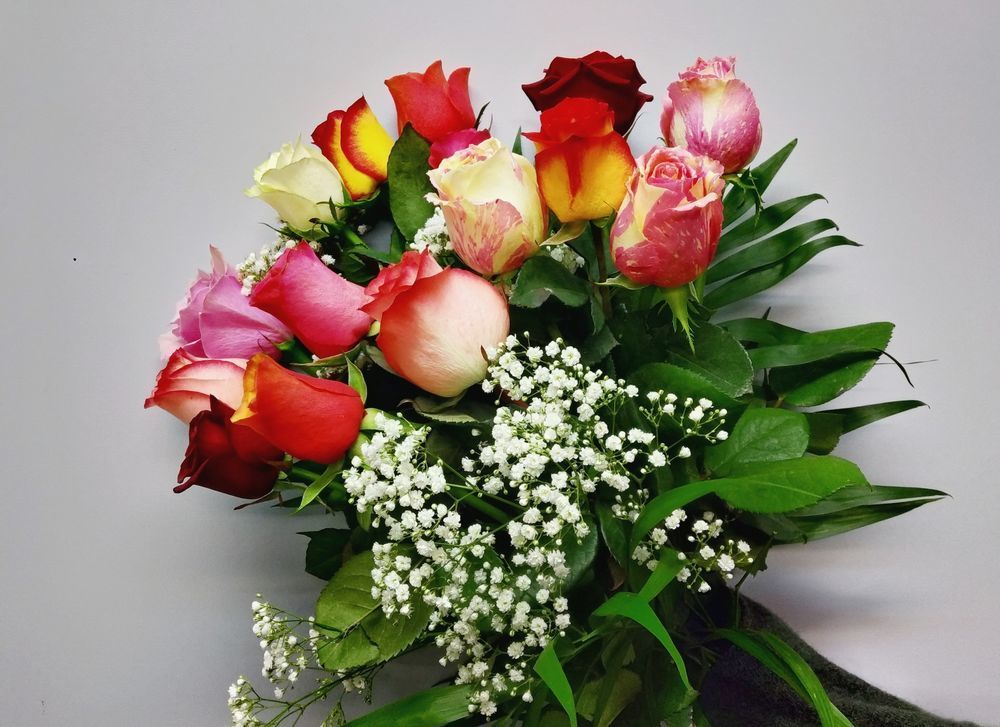 Bouquet de roses multicolores tiges moyennes